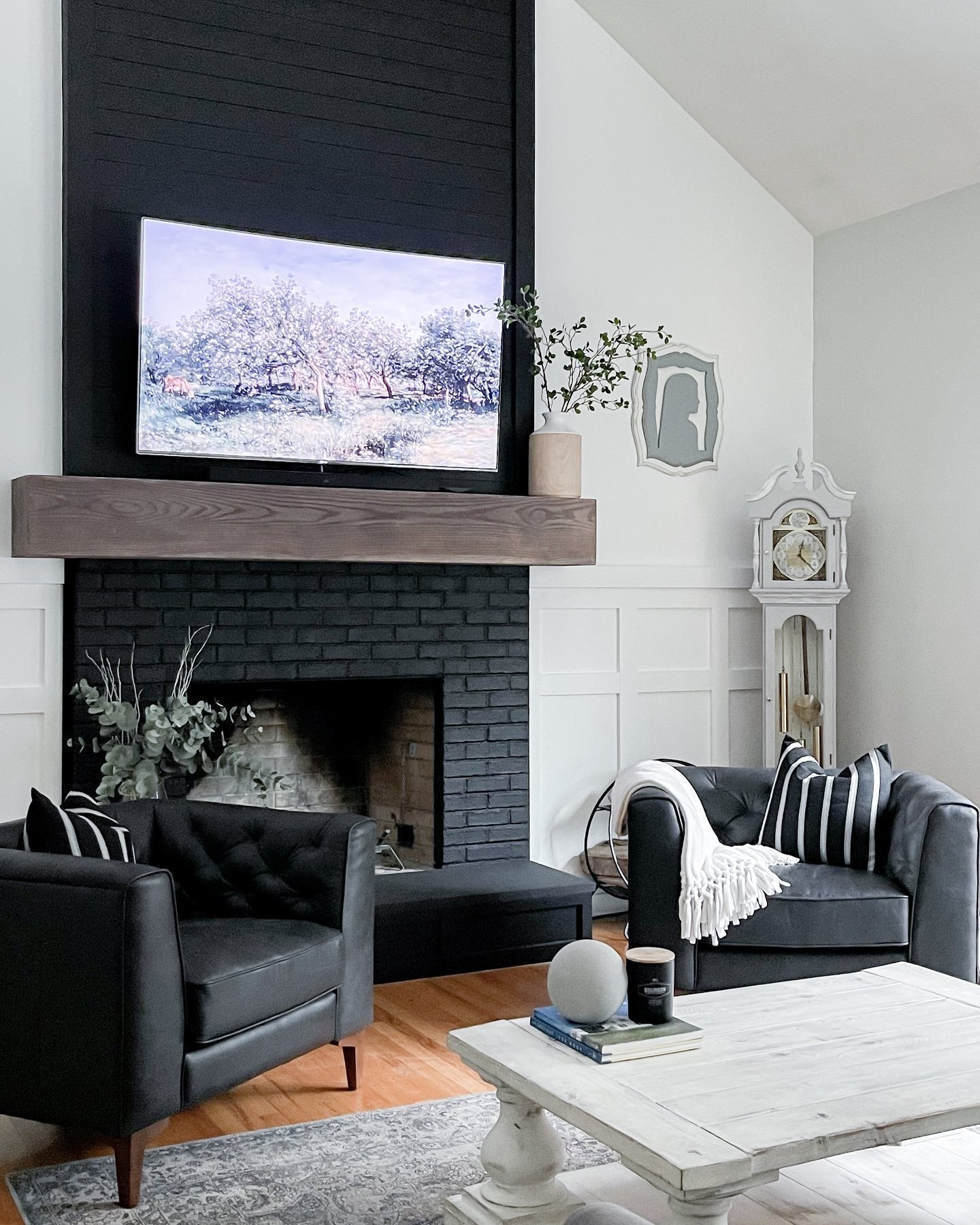 A Bookworms Guide: Selecting the Most Comfortable Reading Chair for a Bedroom